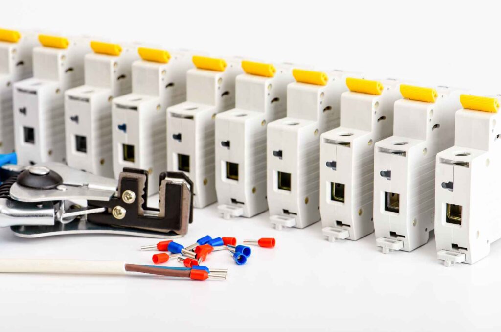 ציוד ואביזרי פיקוד ובקרה